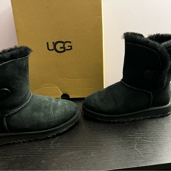 Bailey button UGGs - Picture 4 of 6